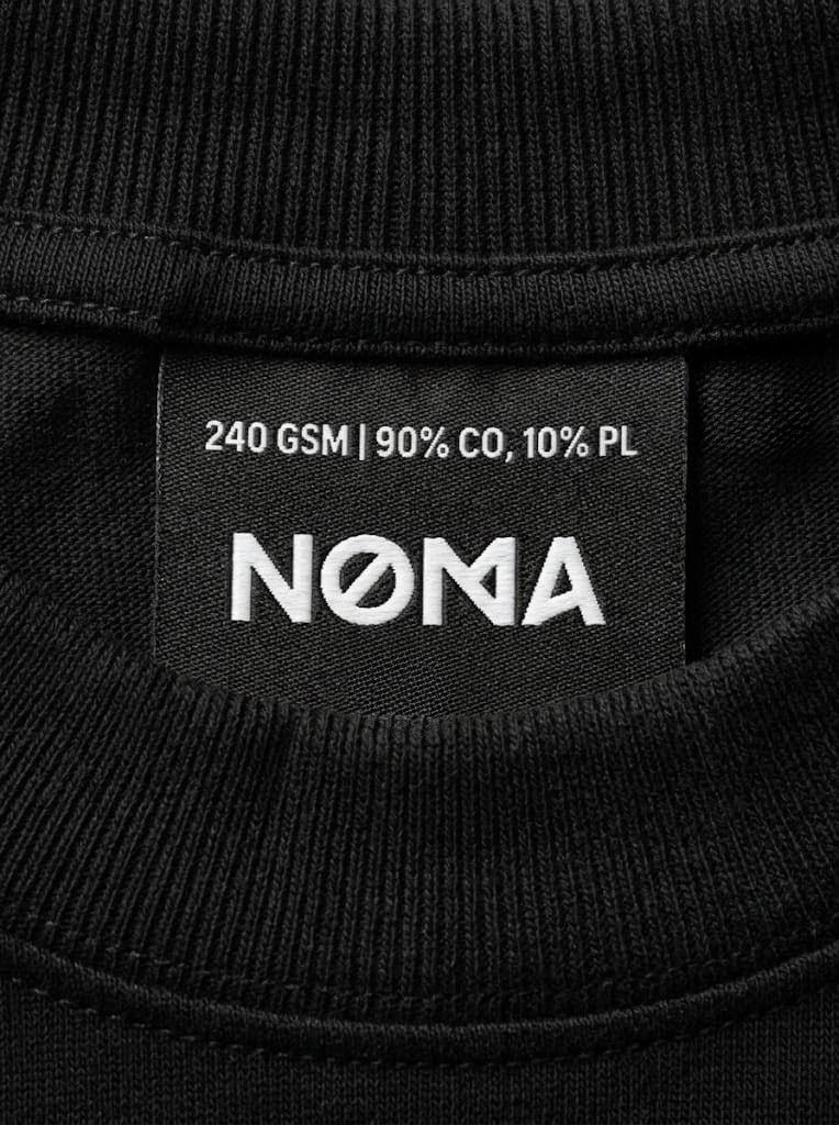 Etiqueta da camisa NOMA com composição e gramatura